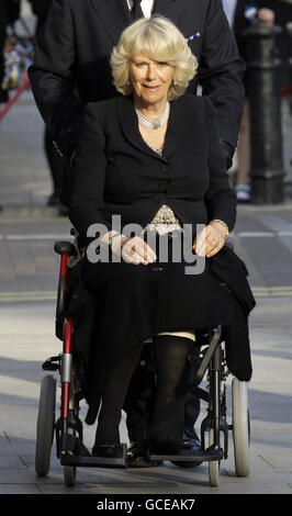 Camilla de Grande-Bretagne la duchesse de Cornouailles est poussée dans une chaise de roue alors qu'elle arrive à signer le livre de condoléances du président polonais Lech Kaczynski, à l'Association sociale et culturelle polonaise, à Londres.APPUYEZ SUR ASSOCIATION photo.Date de la photo : jeudi 22 avril 2010.Le président polonais, sa femme et certains des dirigeants les plus éminents du pays sont morts le 10 avril, lorsque l'avion présidentiel s'est écrasé alors qu'il s'est atterrir à l'aéroport de Smolensk, dans l'ouest de la Russie.Camilla est temporairement dans une chaise roulante après avoir brisé sa jambe pendant la randonnée en Écosse le 7 avril.Le crédit photo devrait être le suivant : Banque D'Images