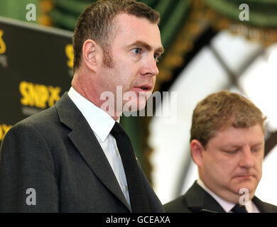 Le député de Plaid Cymru, Adam Price (à gauche), s'exprime lors d'une conférence de presse avec le porte-parole de la défense du SNP, Angus Robertson, alors qu'ils ont fait part de l'opposition pure et simple de leur parti au système d'armes nucléaires Trident, Londres. Banque D'Images