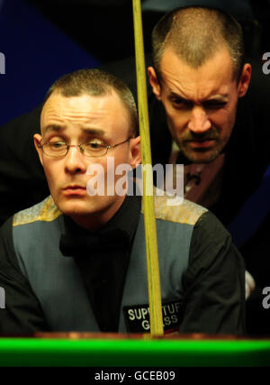 Martin Gould, en Angleterre, en action contre Neil Robertson, en Australie, lors des championnats du monde de snooker Betfred.com au Crucible Theatre, à Sheffield. Banque D'Images