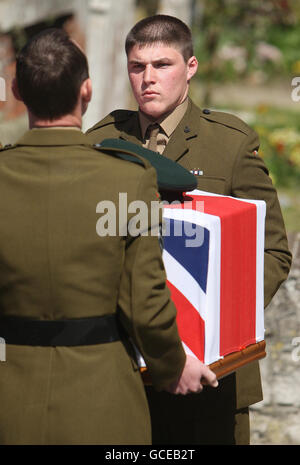 Andrew Holkham porte le cercueil de son frère Rifleman Daniel Holkham, 19 ans, du 3e Bataillon les Rifles dans All Saints Church, à Eastchurch, Kent. Banque D'Images