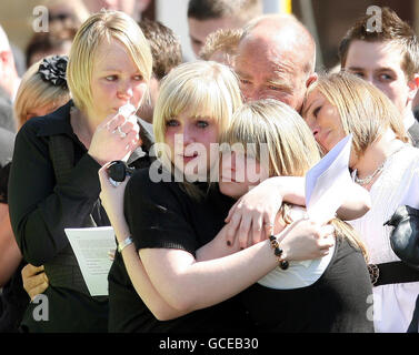 Les amateurs écoutent pendant les funérailles du Rifleman Daniel Holkham, 19 ans, du 3e Bataillon des fusils, à l'église All Saints, à Eastchurch, Kent. Banque D'Images