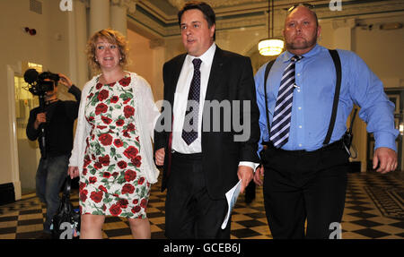 Nick Griffin et sa femme Jackie quittent le centre civique de Stoke après que le Parti national britannique (BNP) a lancé leur manifeste électoral général de 2010 à Stoke-on-Trent. Banque D'Images