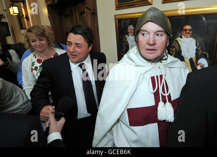 Nick Griffin et sa femme Jackie (à droite) arrivent avec un homme vêtu de Saint George au centre civique de Stoke alors que le Parti national britannique (BNP) lance leur manifeste d'élection générale 2010 à Stoke-on-Trent. Banque D'Images