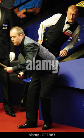 Steve Davis (à droite), en Angleterre, regarde John Higgins en action pendant les Championnats du monde de snooker Betfred.com au Crucible Theatre, Sheffield. Banque D'Images