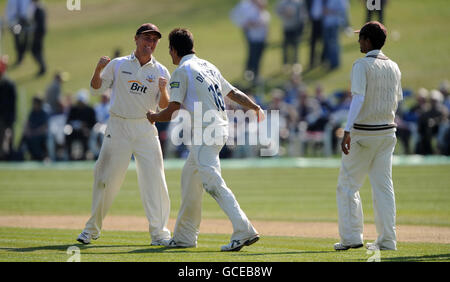 Jade Dernbach (au centre) de Surrey célèbre avec le capitaine Rory Hamilton-Brown After Prendre la porte de Ben Smith de Worcestershire pour 80 Banque D'Images