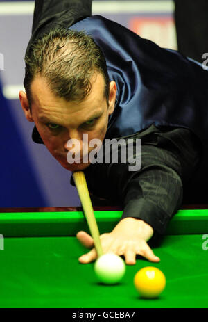 Mark Davis en Angleterre contre Mark Allen en Irlande du Nord lors des championnats du monde de snooker Betfred.com au Crucible Theatre, Sheffield. Banque D'Images