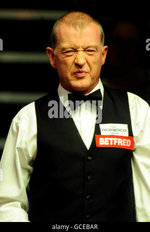 Steve Davis en Angleterre en action contre John Higgins en Écosse lors des championnats du monde de snooker Betfred.com au Crucible Theatre, Sheffield. Banque D'Images