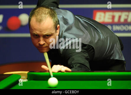 John Higgins en Écosse en action contre Steve Davis en Angleterre lors des championnats du monde de snooker Betfred.com au Crucible Theatre, Sheffield. Banque D'Images