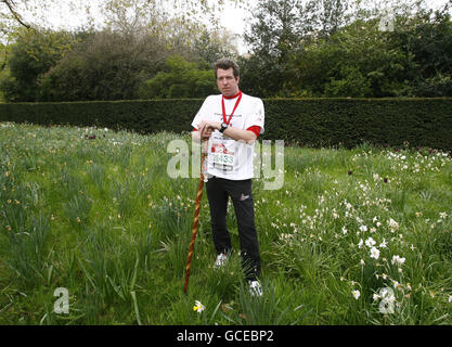 Le major Phil Packer, qui a subi une blessure à la moelle épinière en service à Bassora, en Irak, après avoir terminé le marathon de Virgin London en 2010, au Mall, Londres. Banque D'Images