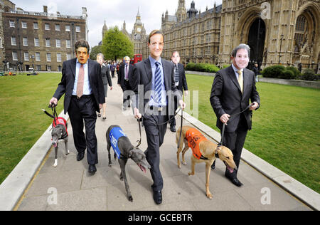 Les personnes portant des masques de Gordon Brown, David Cameron et Nick Clegg sur Abingdon Green, Londres, prépourront une course impliquant des lévriers qui représenteront chacune des six principales parties lors d'une course au stade de Wimbledon le vendredi 30 avril. Banque D'Images