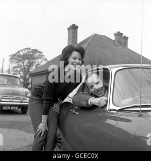 John Surtees, pilote de course de Formule 1, avec sa fiancée Patricia Burke Banque D'Images