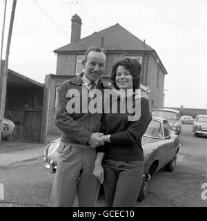 John Surtees, pilote de course de Formule 1, avec sa fiancée Patricia Burke Banque D'Images