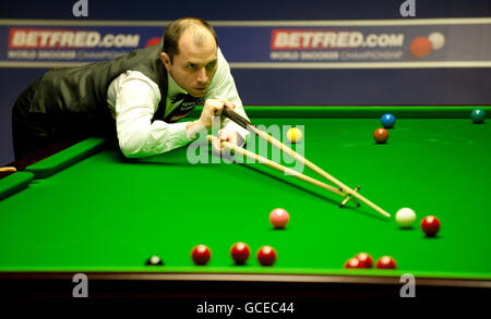 Joe Perry en action contre Ali carter lors des Championnats du monde de Snooker Betfred.com au Crucible Theatre, Sheffield. Banque D'Images