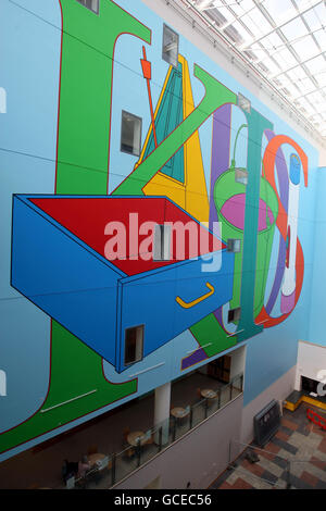 Une peinture murale de 5 étages de l'artiste Michael Craig-Martin est dévoilée à l'hôpital John Radcliffe pour enfants d'Oxford. Banque D'Images