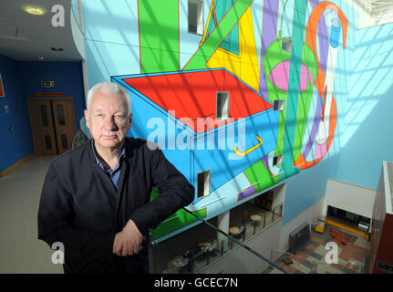 Michael Craig-Martin avec son tableau mural de 5 étages dévoilé à l'hôpital John Radcliffe pour enfants d'Oxford. Banque D'Images