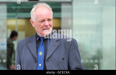 L'ancienne star de la rue Coronation, Bruce Jones, quitte le tribunal de la Couronne de Mold, après qu'il a échappé à une peine de prison pour conduite dangereuse aujourd'hui. L'acteur, qui a joué les Battersby dans le savon ITV1, a admis le mois dernier qu'il avait tiré le volant de la voiture de sa femme Sandra de sa main alors qu'elle avait roulé sur une route très fréquentée. Banque D'Images