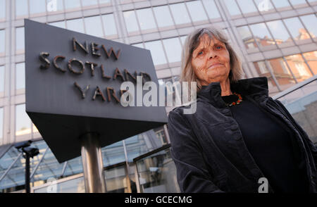 Celia Stubbs, ex-partenaire de Blair Peach, décédé en 1979 après une altercation avec la police lors d'une manifestation antifasciste contre le Front national à Southall, Londres, En dehors de Scotland Yard aujourd'hui, après que la police a publié des dossiers confirmant qu'il est mort à la suite d'un coup porté à la tête par un officier non nommé. Banque D'Images