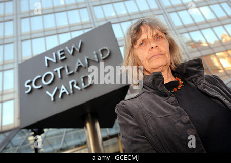 Celia Stubbs, ex-partenaire de Blair Peach, décédé en 1979 après une altercation avec la police lors d'une manifestation antifasciste contre le Front national à Southall, Londres, En dehors de Scotland Yard aujourd'hui, après que la police a publié des dossiers confirmant qu'il est mort à la suite d'un coup porté à la tête par un officier non nommé. Banque D'Images