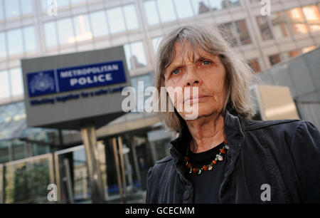 Celia Stubbs, ex-partenaire de Blair Peach, décédé en 1979 après une altercation avec la police lors d'une manifestation antifasciste contre le Front national à Southall, Londres, En dehors de Scotland Yard aujourd'hui, après que la police a publié des dossiers confirmant qu'il est mort à la suite d'un coup porté à la tête par un officier non nommé. Banque D'Images