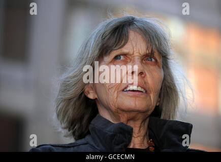 Celia Stubbs, ex-partenaire de Blair Peach, décédé en 1979 après une altercation avec la police lors d'une manifestation antifasciste contre le Front national à Southall, Londres, En dehors de Scotland Yard aujourd'hui, après que la police a publié des dossiers confirmant qu'il est mort à la suite d'un coup porté à la tête par un officier non nommé. Banque D'Images