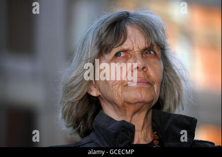 Celia Stubbs, ex-partenaire de Blair Peach, décédé en 1979 après une altercation avec la police lors d'une manifestation antifasciste contre le Front national à Southall, Londres, En dehors de Scotland Yard aujourd'hui, après que la police a publié des dossiers confirmant qu'il est mort à la suite d'un coup porté à la tête par un officier non nommé. Banque D'Images