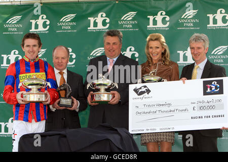 L'entraîneur de cheval Paul Nicholls (au centre) avec le jockey Tony McCoy (à gauche) après avoir remporté le People's Award lors de la coupe d'or bet365 à l'hippodrome de Sandown, Surrey. Banque D'Images