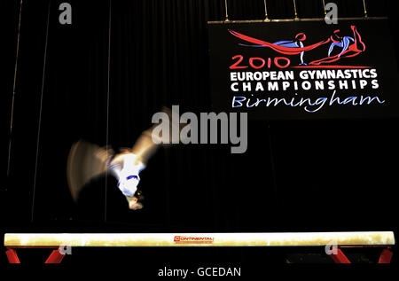 Gymnastique - Championnats d'Europe des femmes 2010 - première journée - National Indoor Arena.Rayisa Shapovalova, en Ukraine, est en compétition sur le faisceau lors des championnats artistiques européens au NIA, à Birmingham. Banque D'Images