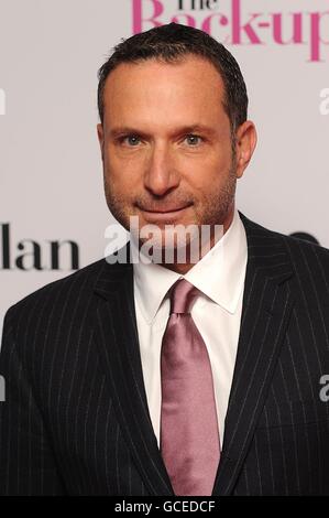 Le directeur Alan Poul arrive pour la première de gala du Plan de secours au vue, Leicester Square, Londres. Banque D'Images