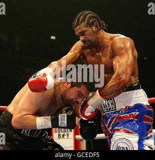 David Haye (à droite) en action avec John Ruiz pendant le WBA World Heavyweight Title bout à la MEN Arena, Manchester. Banque D'Images