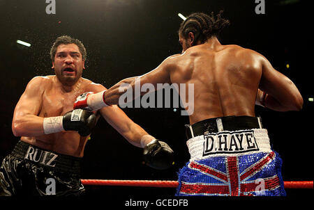 David Haye (à droite) en action avec John Ruiz pendant le WBA World Heavyweight Title bout à la MEN Arena, Manchester. Banque D'Images