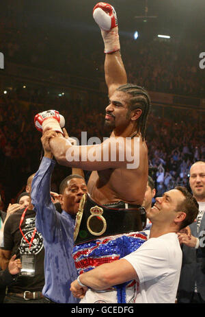 David Haye célèbre sa victoire sur John Ruiz lors de la WBA World Heavyweight Title bout à la MEN Arena, Manchester. Banque D'Images