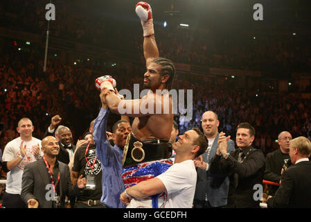 Boxe - WBA World Heavyweight Title - David Haye v John Ruiz - MEN Arena.David Haye célèbre sa victoire sur John Ruiz lors de la WBA World Heavyweight Title bout à la MEN Arena, Manchester. Banque D'Images