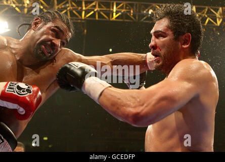 David Haye (à gauche) en Angleterre en action avec John Ruiz des États-Unis pendant la WBA World Heavyweight Title bout à la MEN Arena, Manchester. Banque D'Images