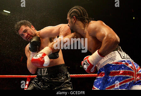 Boxe - WBA World Heavyweight Title - David Haye v John Ruiz - MEN Arena.David Haye (à droite) en Angleterre en action avec John Ruiz des États-Unis pendant la WBA World Heavyweight Title bout à la MEN Arena, Manchester. Banque D'Images