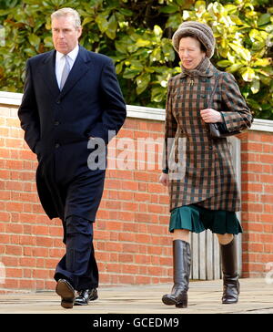 Le duc d'York et la princesse royale arrivent pour assister au service des Mattins de Pâques à la chapelle Saint-Georges, au château de Windsor, à Windsor, dans le Berkshire. Banque D'Images