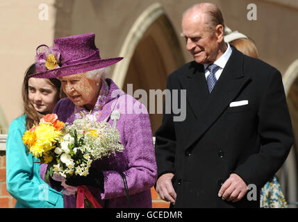 La reine Elizabeth II et le duc d'Édimbourg (à droite) partent après avoir assisté au service des Mattins de Pâques à la chapelle Saint-Georges, au château de Windsor, à Windsor, dans le Berkshire. Banque D'Images