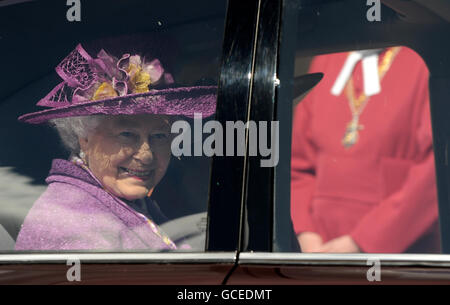 La reine Elizabeth II part après avoir assisté au service des Mattins de Pâques à la chapelle Saint-Georges, au château de Windsor, à Windsor, dans le Berkshire. Banque D'Images
