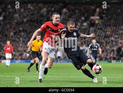 John O'Shea de Manchester United (à gauche) et Bastian Schweinsteiger de Bayern Munich (à droite) lutte pour le ballon Banque D'Images