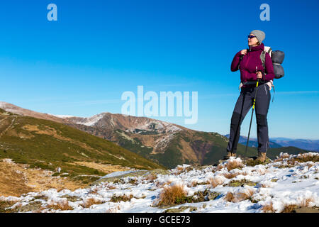 Female Hiker rester sur le sentier de montagne et profiter de la Nature Banque D'Images