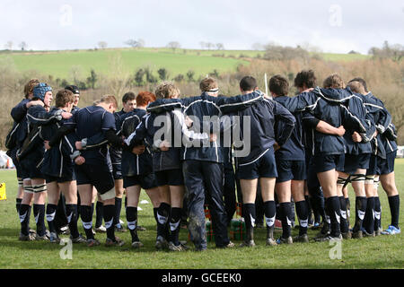 Rugby Union - six nations de moins de 18 ans - Écosse de 18 ans contre Angleterre de 18 ans - Llandovery RFC.Les membres de l'équipe des moins de 18 ans de l'Écosse se réunissent pour une discussion en équipe avant le début du match Banque D'Images