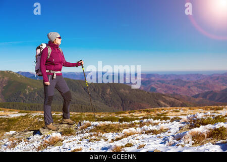 Female Hiker rester sur le sentier de montagne et profiter de la Nature Banque D'Images