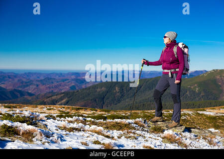 Female Hiker rester sur le sentier de montagne et profiter de la Nature Banque D'Images