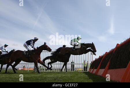 Les courses de chevaux - 2010 John Smith's Grand National - Premier jour - Hippodrome Aintree Banque D'Images