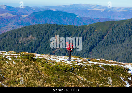 Male Hiker énergique d'un séjour sur le sentier et l'observation sur la montagne panoramique Banque D'Images