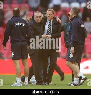 Le directeur de Tottenham Hotspur Harry Redknapp (au centre) félicite le directeur de Portsmouth Avram Grant (au centre à gauche) après le coup de sifflet final. Banque D'Images