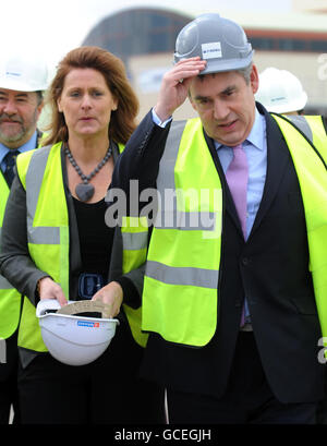 Le Premier ministre Gordon Brown et sa femme Sarah marchent jusqu'à Converteam à Rugby, une entreprise qui fabrique des convertisseurs électriques pour les éoliennes. Banque D'Images