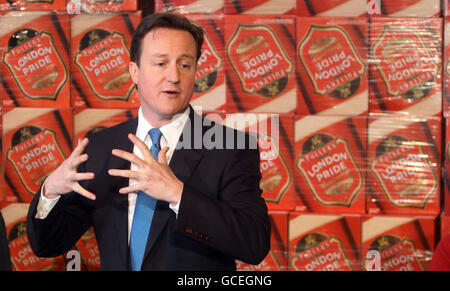 Le chef du Parti conservateur David Cameron lors d'une visite à la brasserie Fuller's Brewery à Chiswick, dans l'ouest de Londres. Banque D'Images