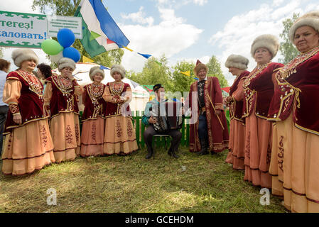 Les Russes célèbrent Sabantuy en 2016 par le port de Bashkir et le tartre robes traditionnelles et costumes ethniques Banque D'Images