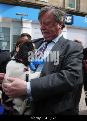 Ken Clarke, secrétaire aux affaires de l'ombre, avec son chien Beckie, sur la piste de campagne électorale générale à Perth, sur la piste de campagne électorale générale à Perth, en Écosse. Banque D'Images