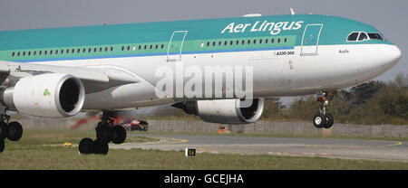 Un vol d'Aer Lingus au départ de New York s'effectue à l'aéroport de Dublin alors que l'Autorité irlandaise de l'aviation (IAA) a rouvert l'aéroport avec ceux de Shannon et Cork. Banque D'Images